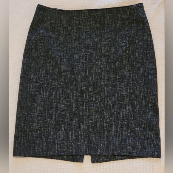 White House Black Market Dresses & Skirts - White House Black Market Skirt. Size 8 Gray & Black